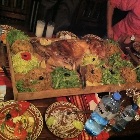 Konukevi шапкова къща